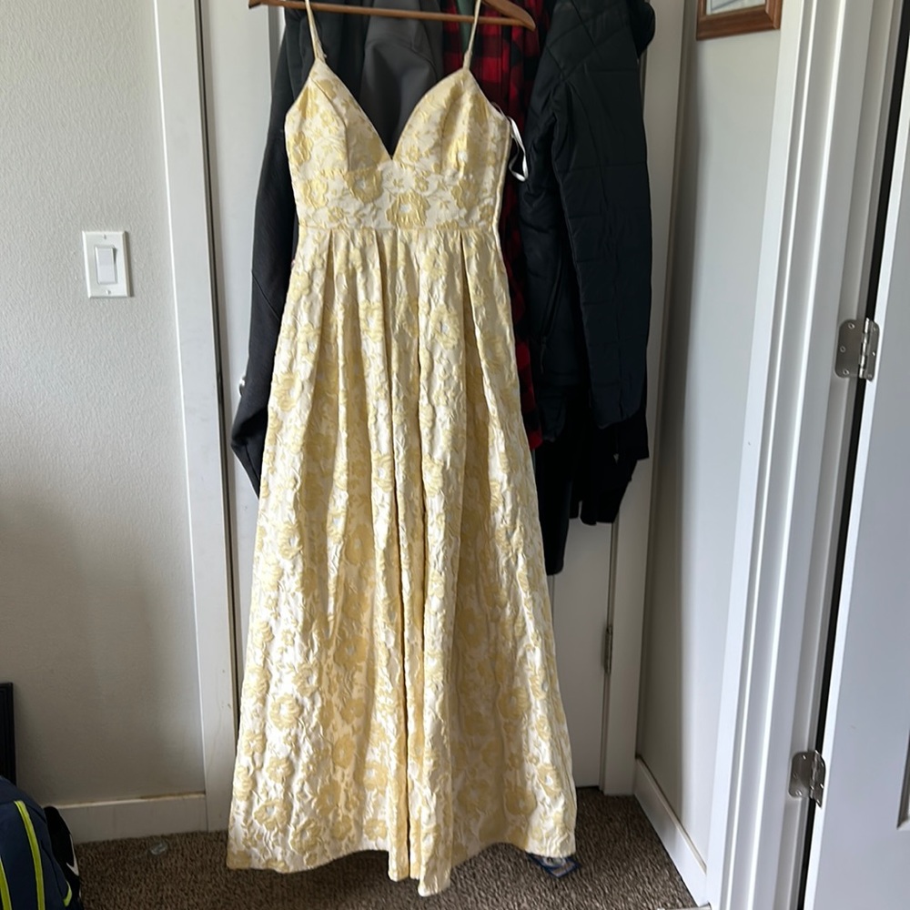 Gorgeous yellow flower print prom dress! Size 3!